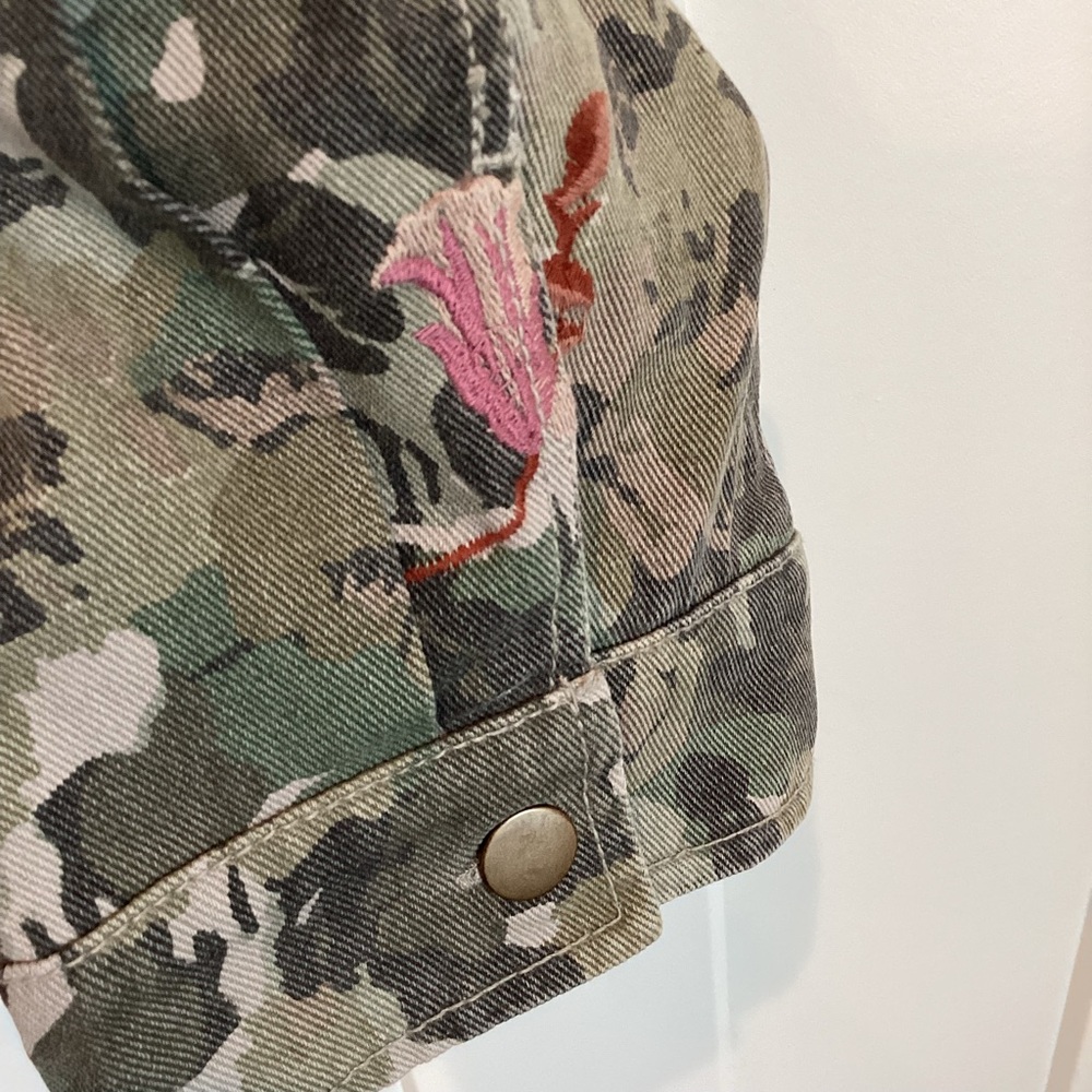 🌹Anthropologie Camouflage Denim Utility Jacket Pilcro New Floral Embroidered - Picture 6 of 15
